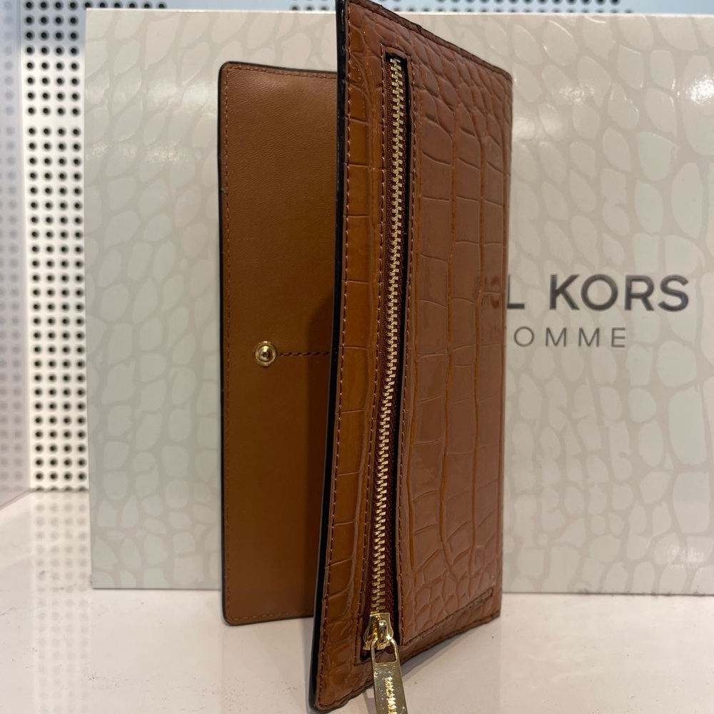 MICHAEL KORS Carson Large Snap Crocodile Embossed Bifold Wallet
Luggage
NWT - Picture 12 of 16
